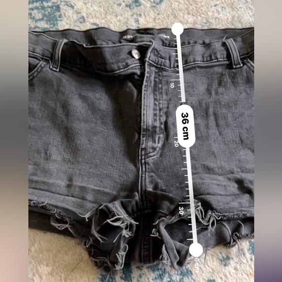 Old navy grey Mid rise Boyfriend jean shorts - Picture 3 of 6